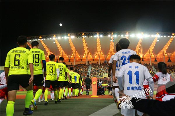 旺财28娱乐-字母哥重返赛场，险胜首场状态出色，SKT观众沸腾！赢得满堂喝彩(字母哥赛场照)