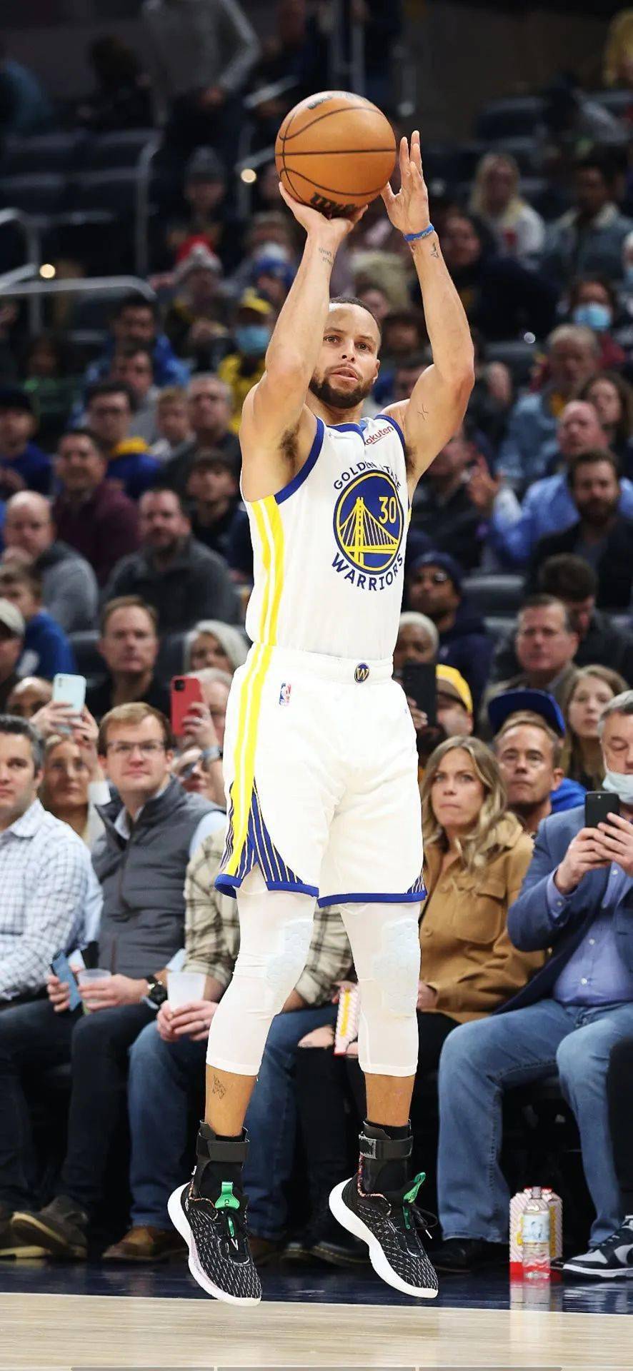 旺财28娱乐-关于库里迎来十五赛季高光表现，雄鹿球迷沸腾！的信息